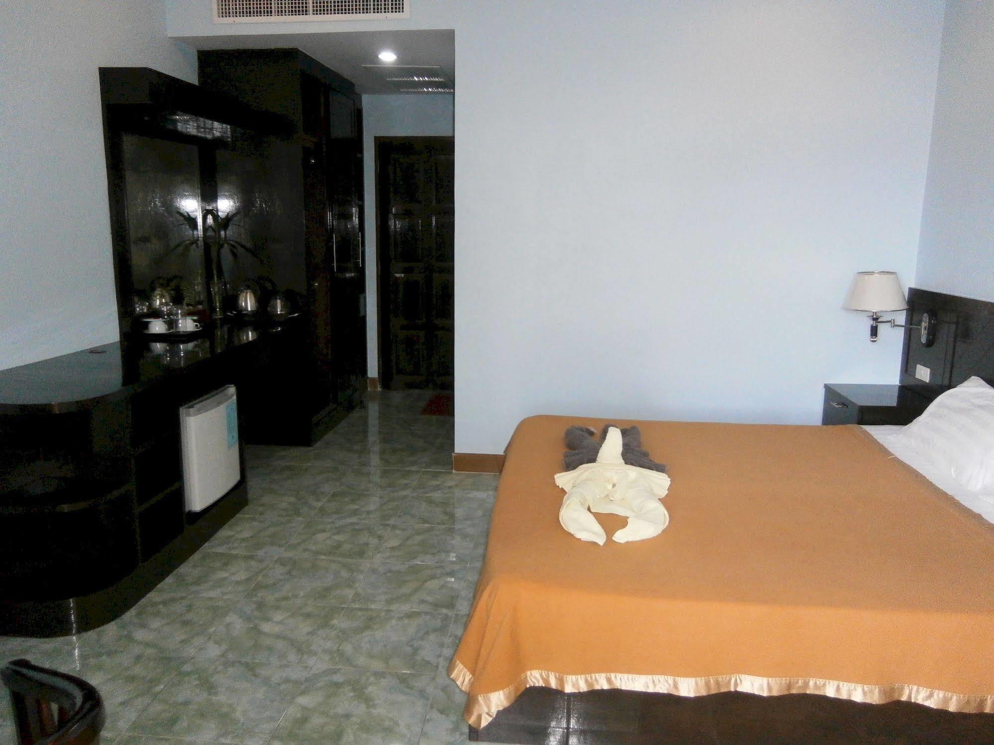 Feng Shui House Hotell Patong Exteriör bild