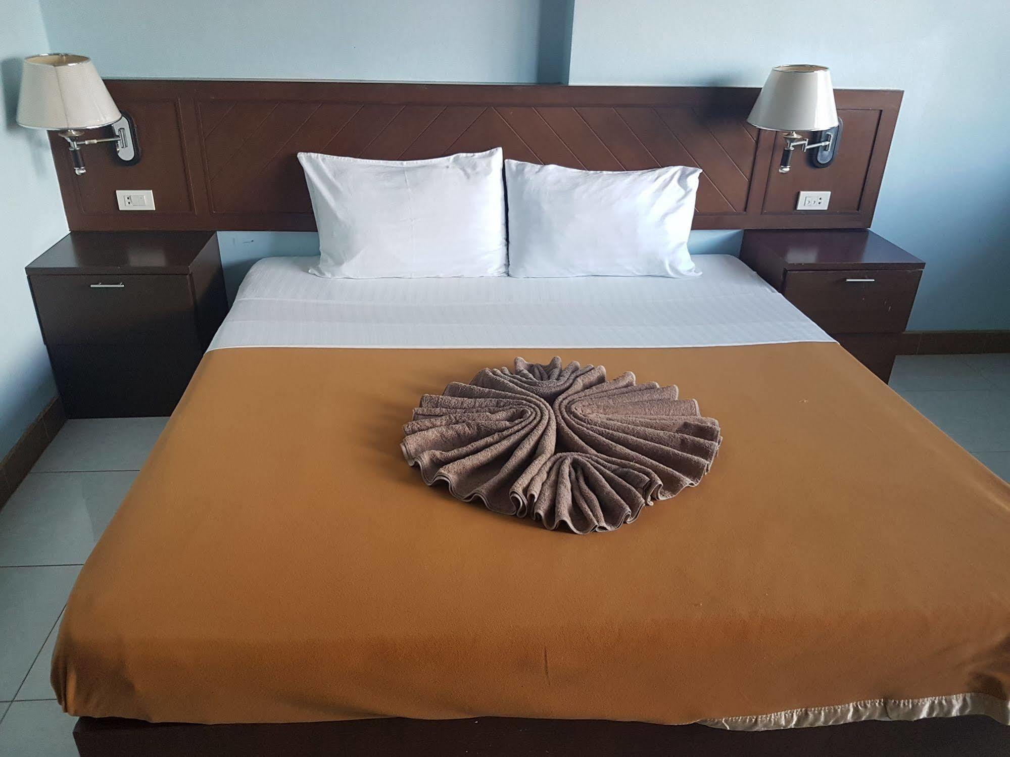 Feng Shui House Hotell Patong Exteriör bild